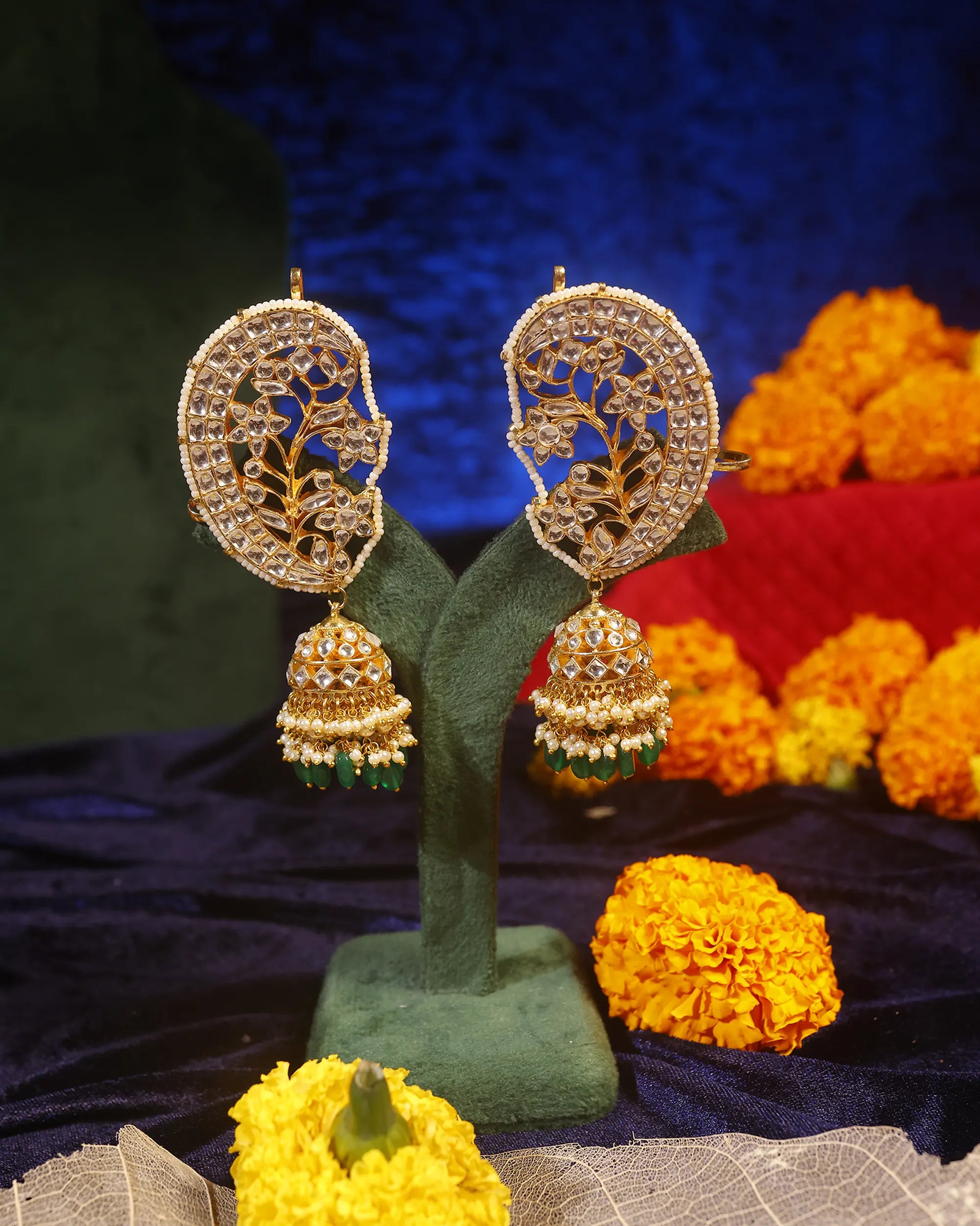 Florale Gitter-Kundan-Ohrklemmen, weiße Stein-Smaragd-Perlen-Jhumka, ethnischer Statement-Schmuck