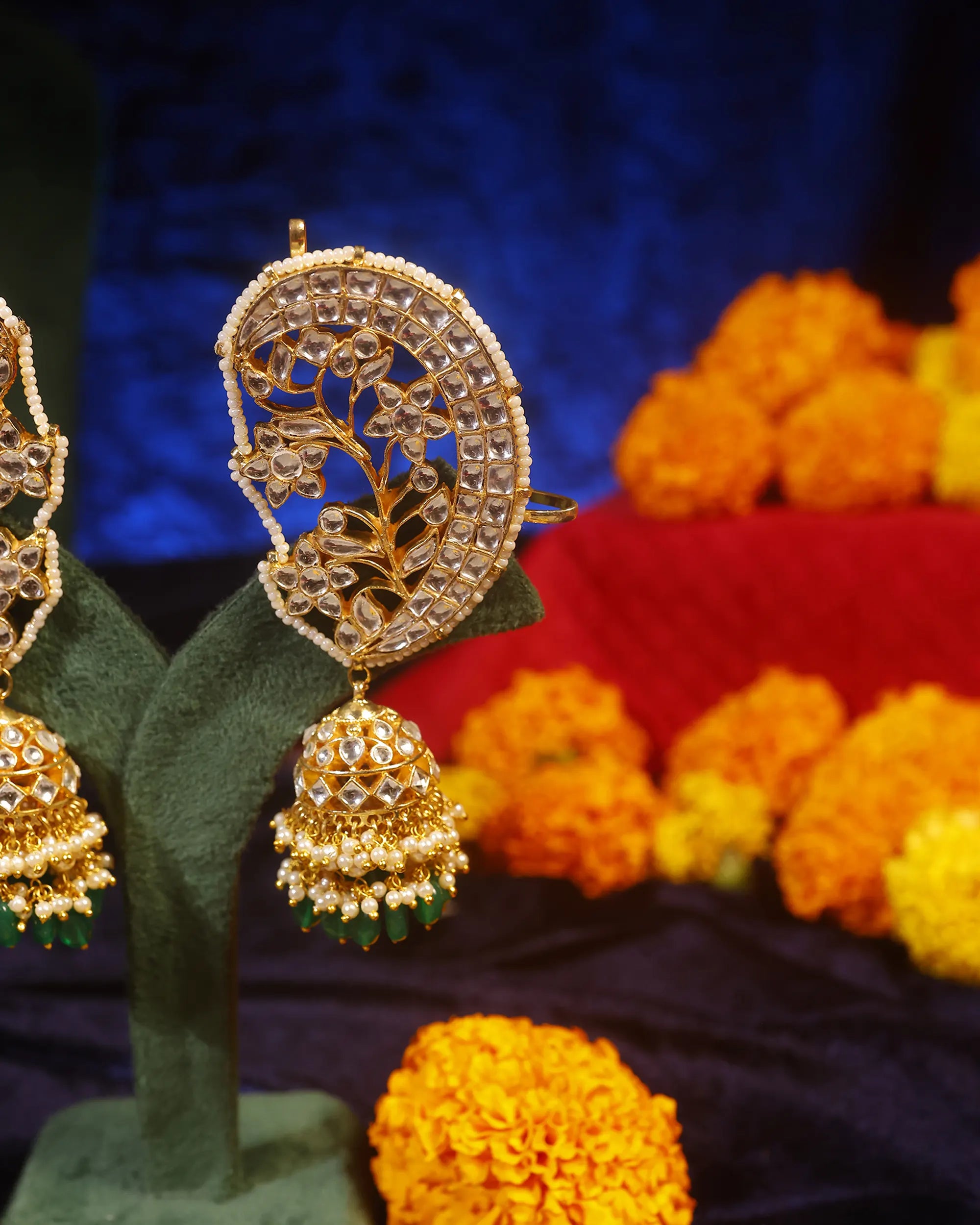 Florale Gitter-Kundan-Ohrklemmen, weiße Stein-Smaragd-Perlen-Jhumka, ethnischer Statement-Schmuck