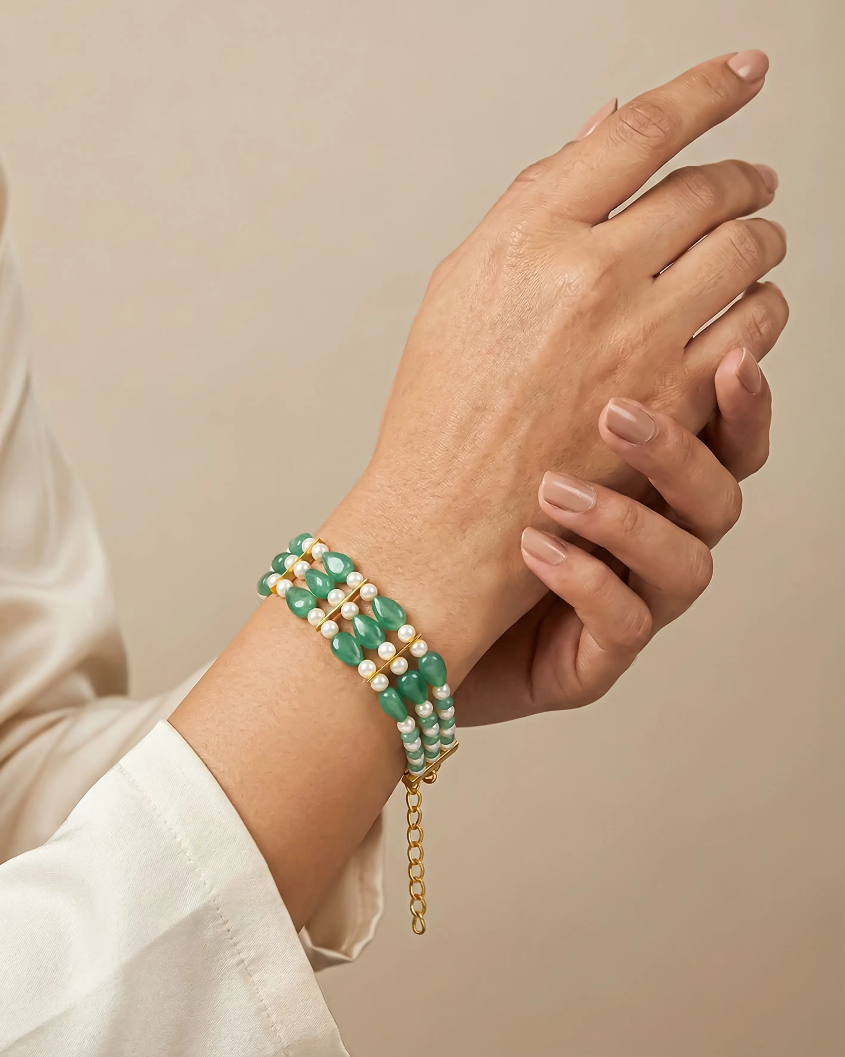 Dreisträngiges Armband mit grünen Steinen und Perlen, vergoldeter ethnischer Brautschmuck