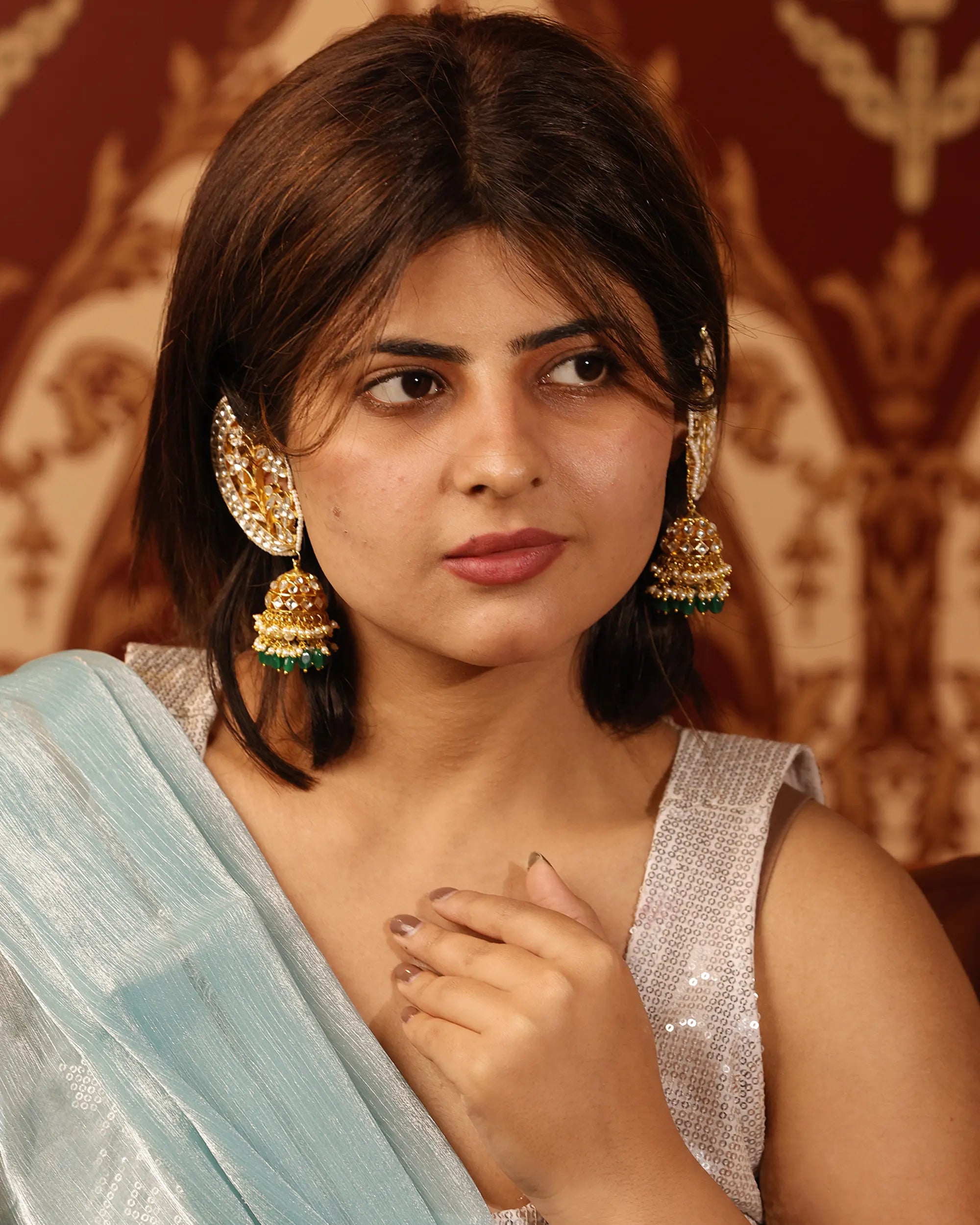 Florale Gitter-Kundan-Ohrklemmen, weiße Stein-Smaragd-Perlen-Jhumka, ethnischer Statement-Schmuck