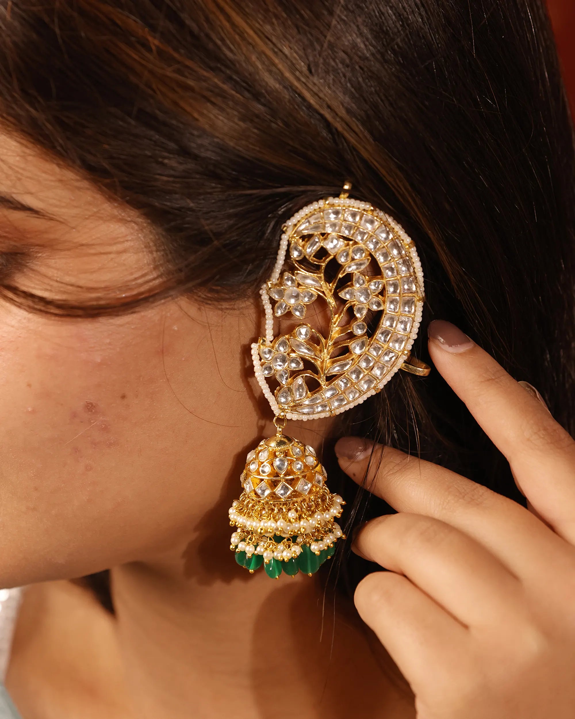 Florale Gitter-Kundan-Ohrklemmen, weiße Stein-Smaragd-Perlen-Jhumka, ethnischer Statement-Schmuck