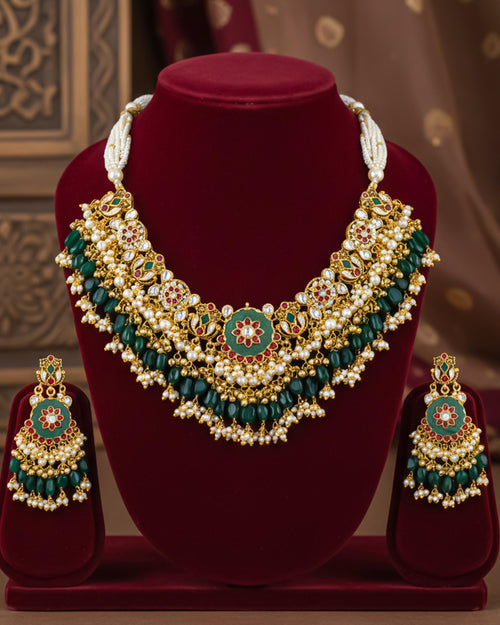 Juego Rani Haar Kundan Pachi Oro Antiguo, Cuentas de Ónix Verde, Colgante Escudo Real